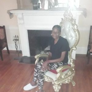 Meet your Posher, April